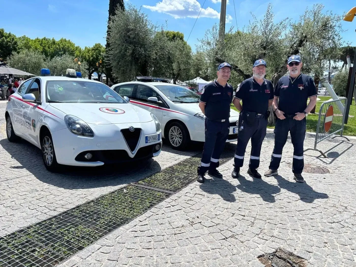 Volontari del Nucleo Città di Salò con i mezzi associativi durante un servizio sul lago di Garda